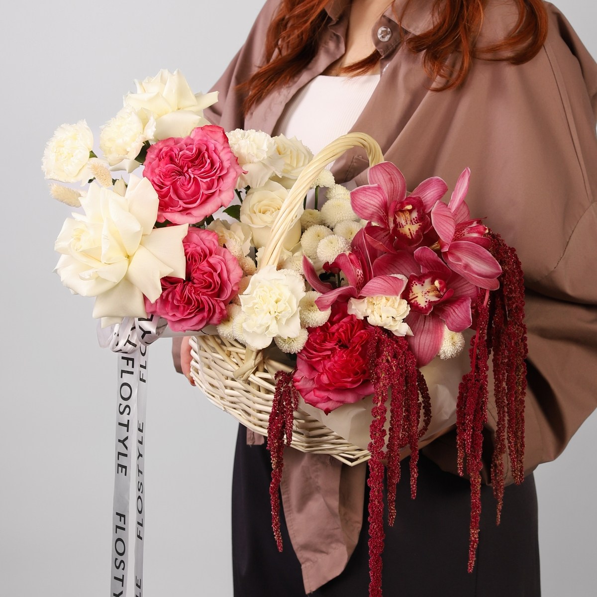 Яркая корзина цветов 